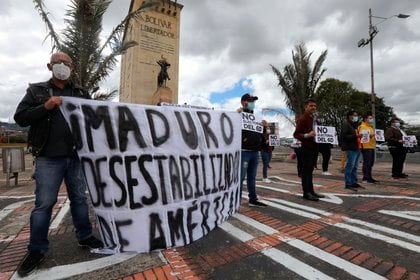 Venezolanos protestan en contra de las elecciones parlamentarias realizadas en Venezuela hoy, en Bogotá (Colombia). Venezuela vive este domingo una jornada de comicios legislativos para elegir a 277 miembros de la Asamblea Nacional. EFE Carlos Ortega

