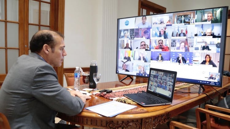 Gobernador de Neuquén, Omar Gutiérrez, en la videoconferencia con el Presidente.