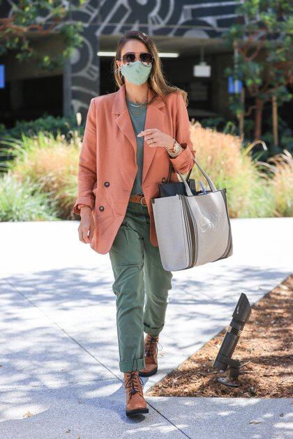 Jessica Alba mantuvo una reunión de trabajo en Los Ángeles por The Honest Headquarters y lució un pantalón verde, saco coral, remera gris, cinturón y botas color marrón, y cartera de cuero