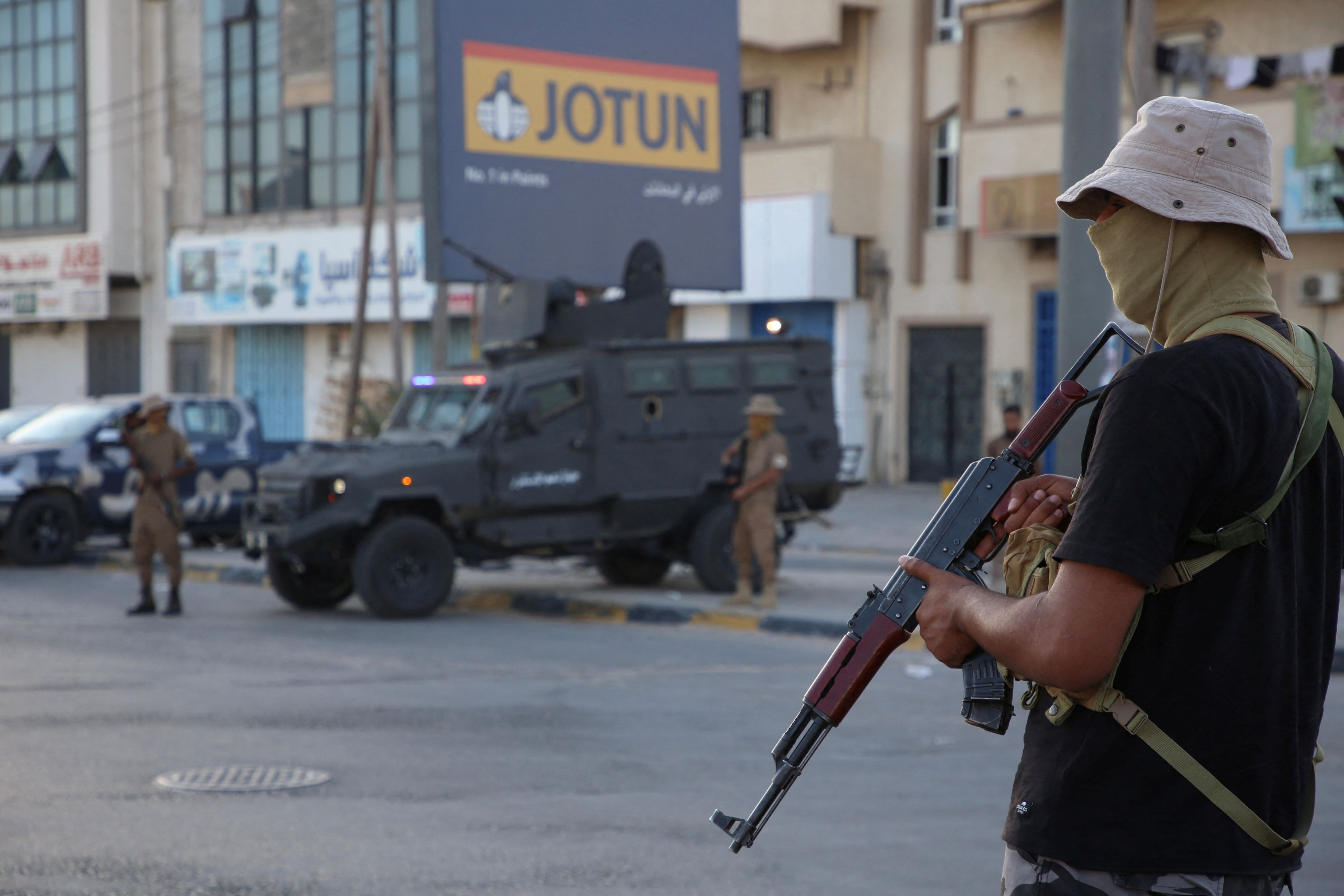 Miembros del personal de Seguridad afiliado al Ministerio del Interior aseguran las calles tras los enfrentamientos de ayer entre facciones armadas en Trípoli, Libia, 16 de agosto de 2023 REUTERS/Hazem Ahmed