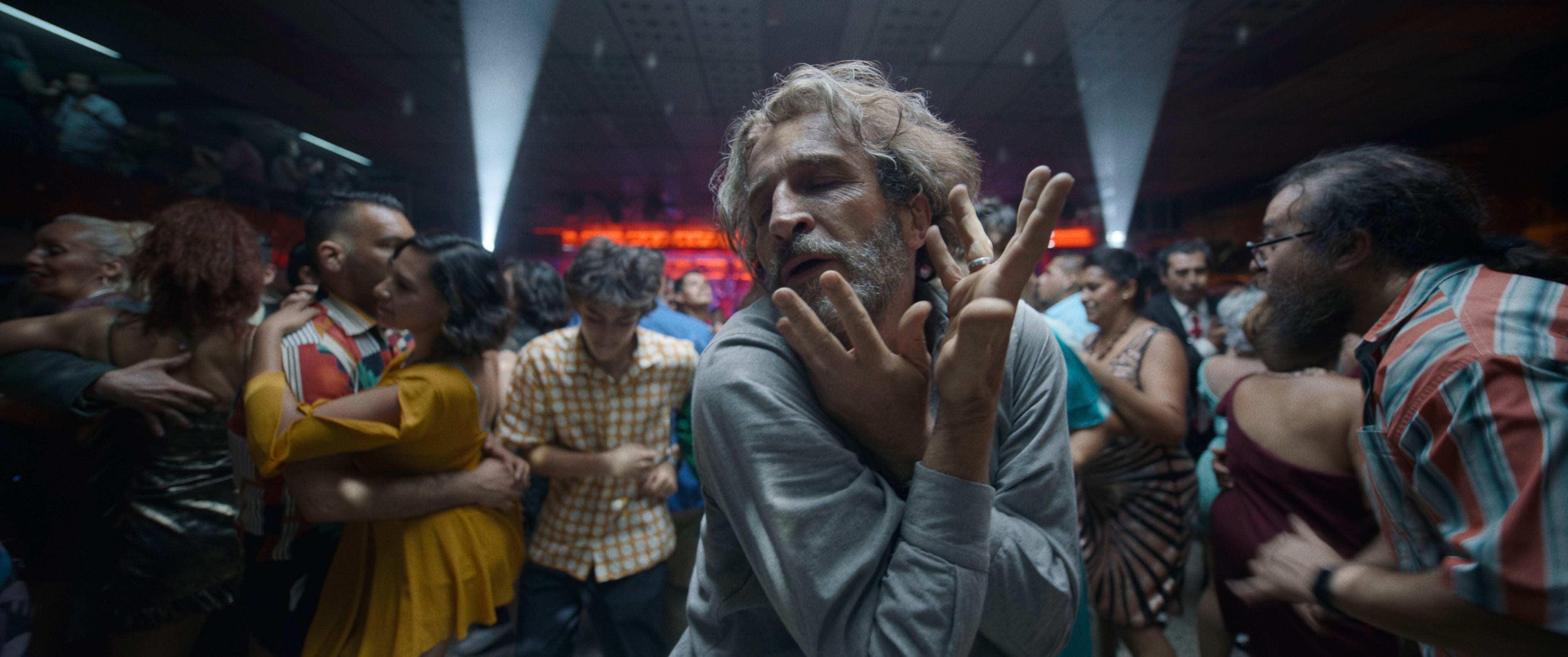 En esta imagen proporcionada por Netflix, Daniel Giménez Cacho en una escena de "Bardo" (Netflix vía AP)