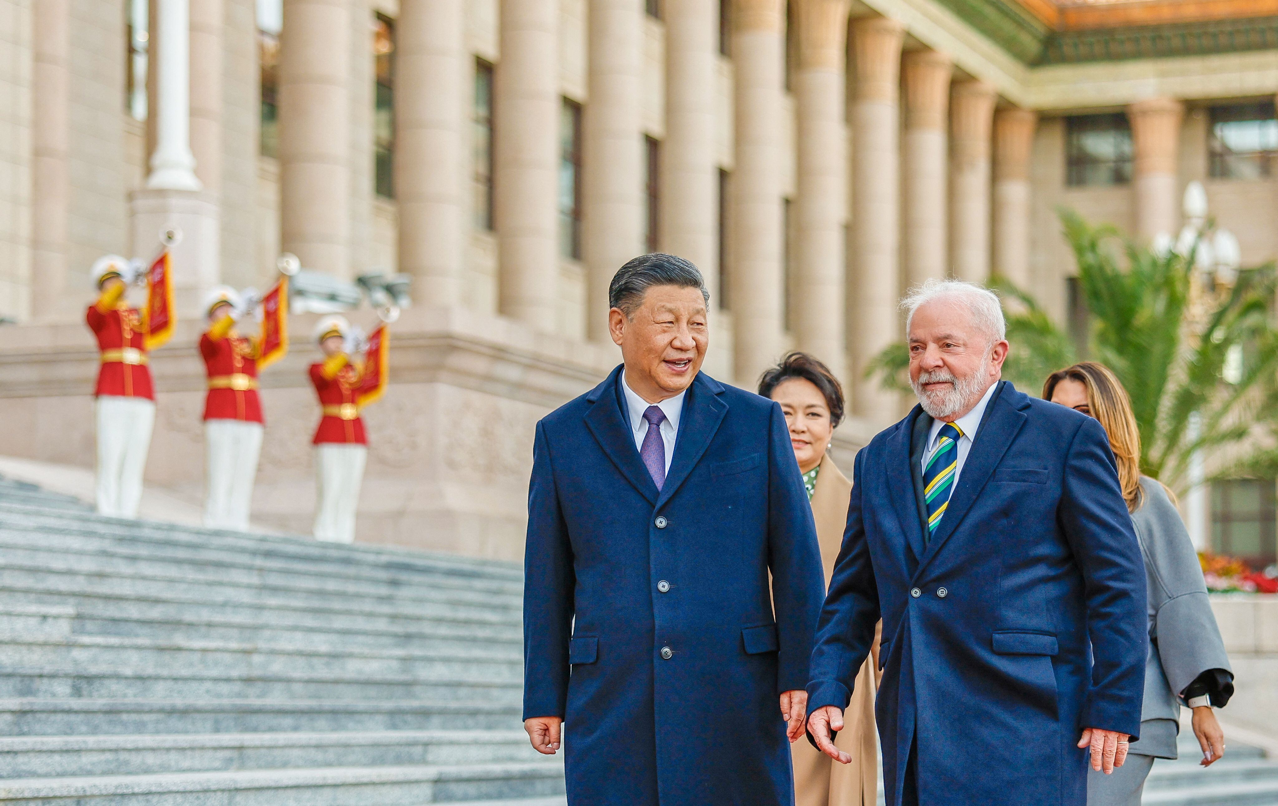 El presidente brasileño, Luiz Inácio Lula da Silva, afirmó este sábado desde Beijing que “es necesario que Estados Unidos pare de incentivar la guerra” en Ucrania y “comience a hablar de paz”. (REUTERS)