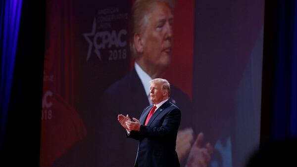 Donald Trump bromeó sobre su calvicie tras ver una foto suya colgada en la conferencia (Reuters)