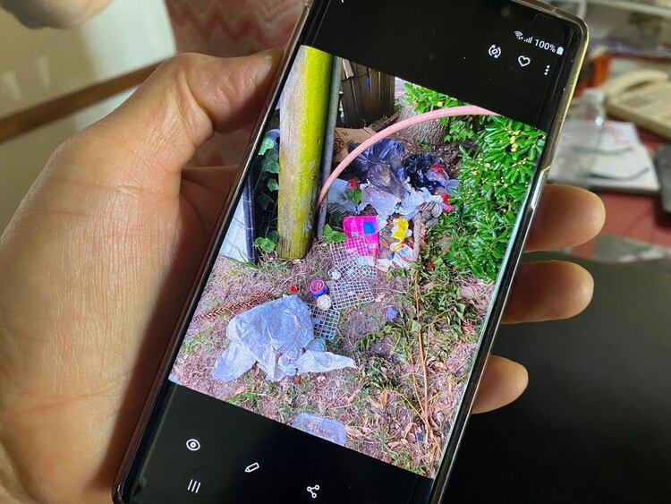 Uno de los vecinos le mostró en su teléfono a Infobae cómo quedó su vereda tras una de las fiestas