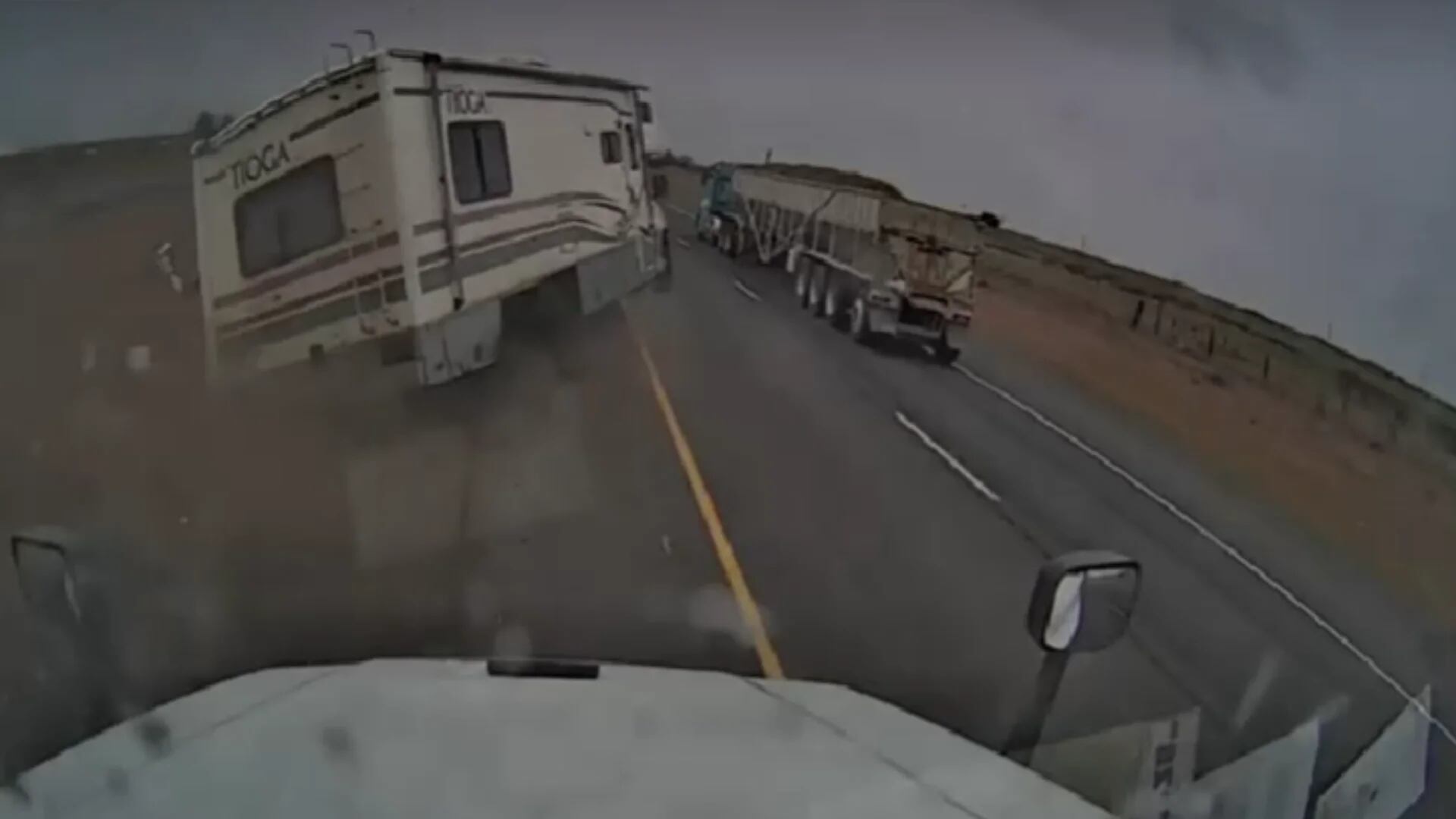 Video: el momento en que una casa rodante se volcó cuando intentó rebasar a un camión  