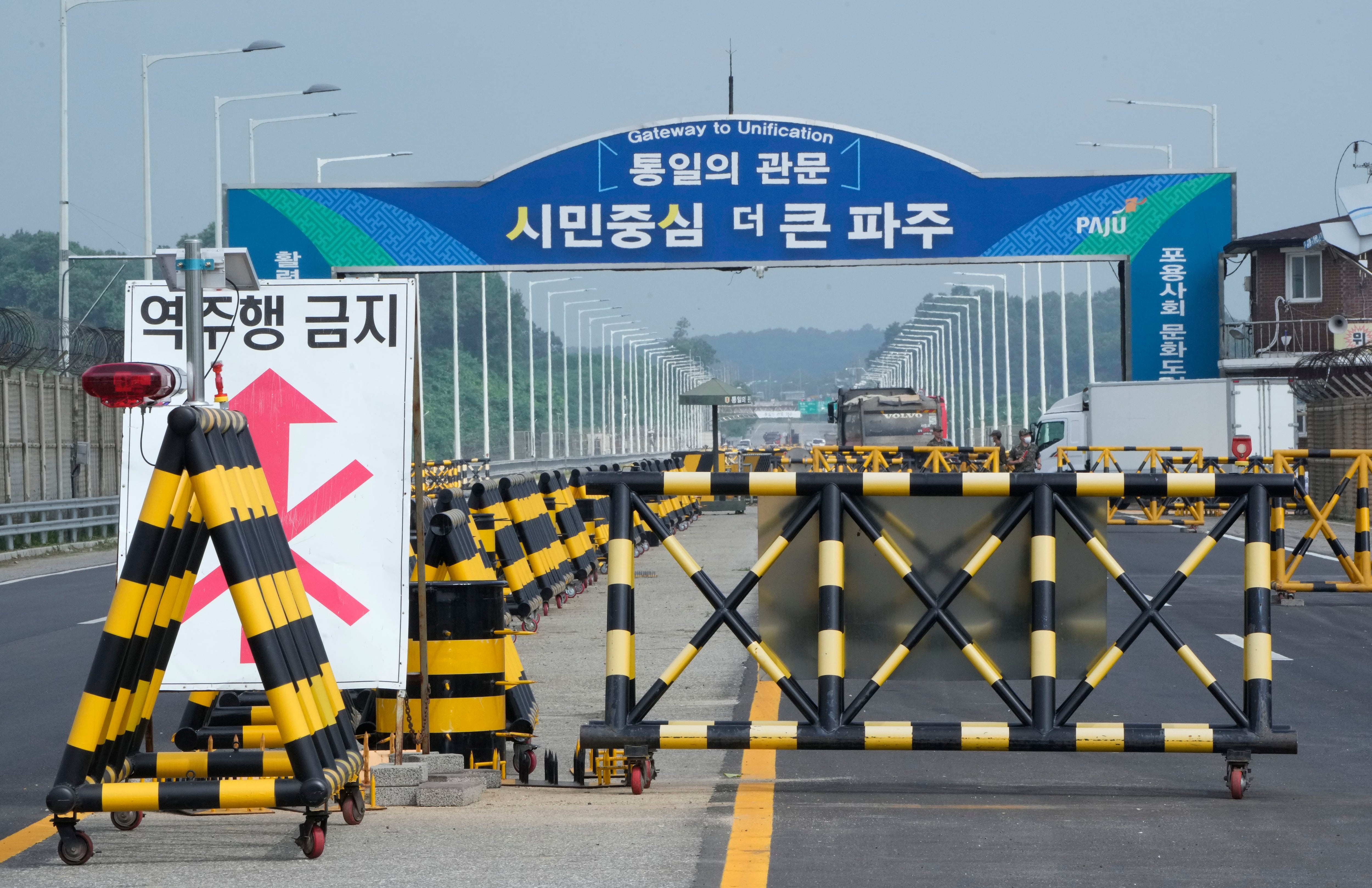 Se colocan barricadas cerca del Puente de Unificación, que conduce a Panmunjom en la Zona Desmilitarizada   (AP Photo/Ahn Young-joon)