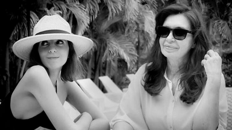 Una de las últimas fotos tomadas por Cristina Kirchner y su hija Florencia en Cuba