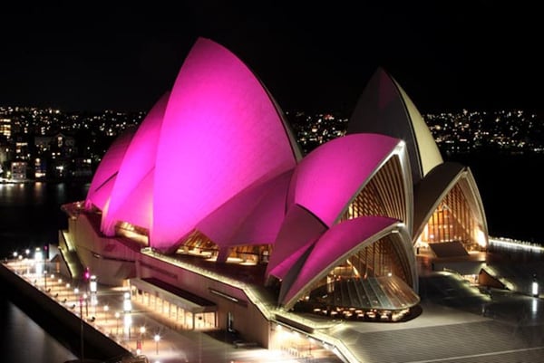 Una vista del teatro Ópera de Sidney iluminado de rosa