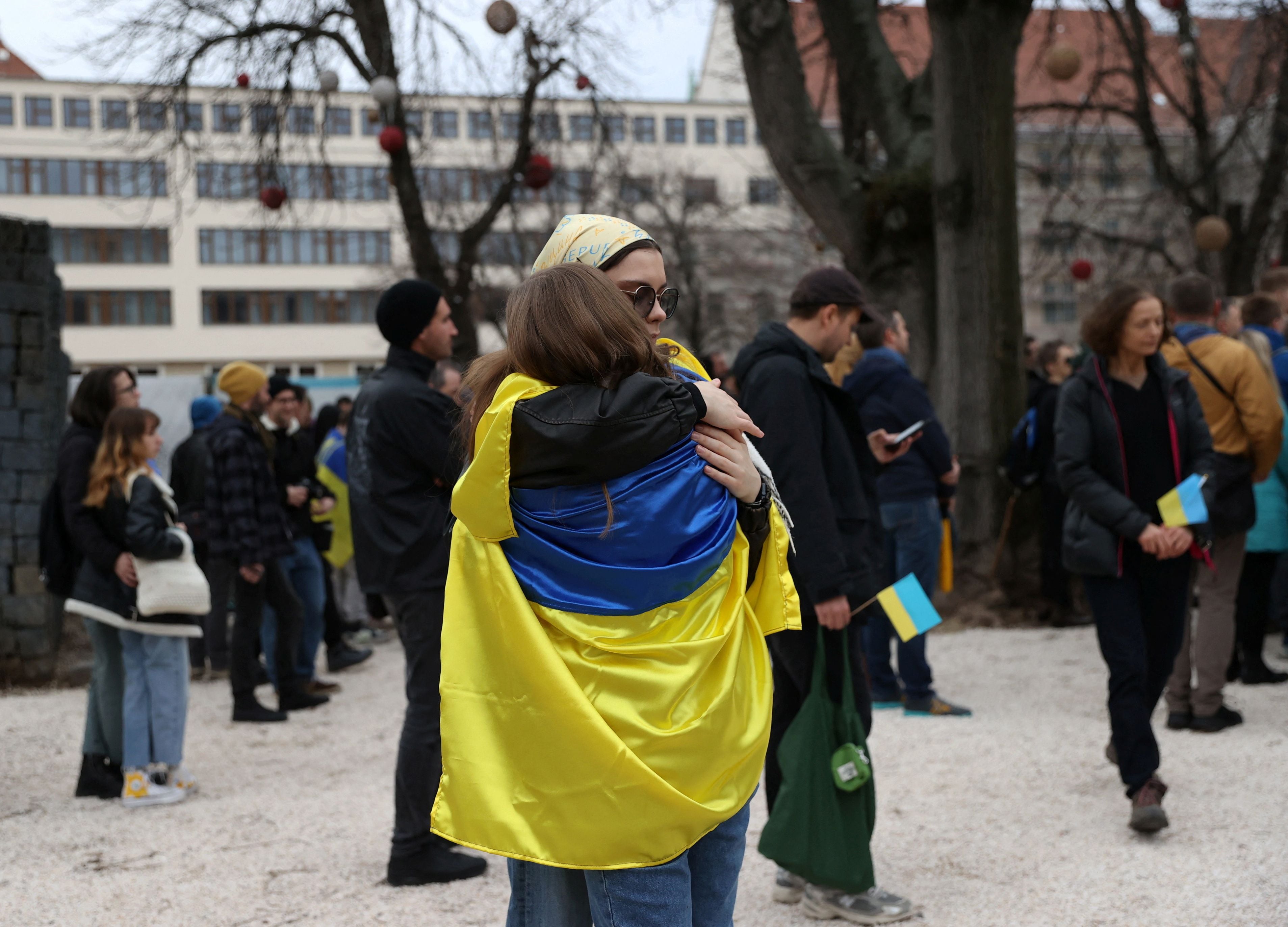 Mujeres ucranianas se abrazan durante una marcha solidaria con motivo del segundo aniversario de la invasión rusa de Ucrania, en Budapest, Hungría, 24 de febrero de 2024. REUTERS/Bernadett Szabo