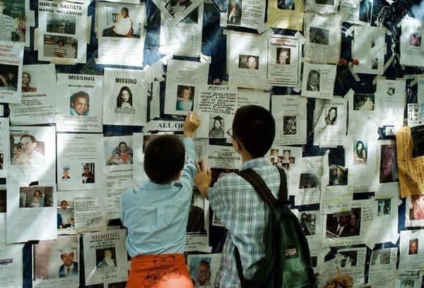 Dos niños colocan una foto de un ser querido en el Hospital Bellevue de Nueva York, donde las familias acudieron para identificar a las víctimas (Yoni Brook / The Washington Post)