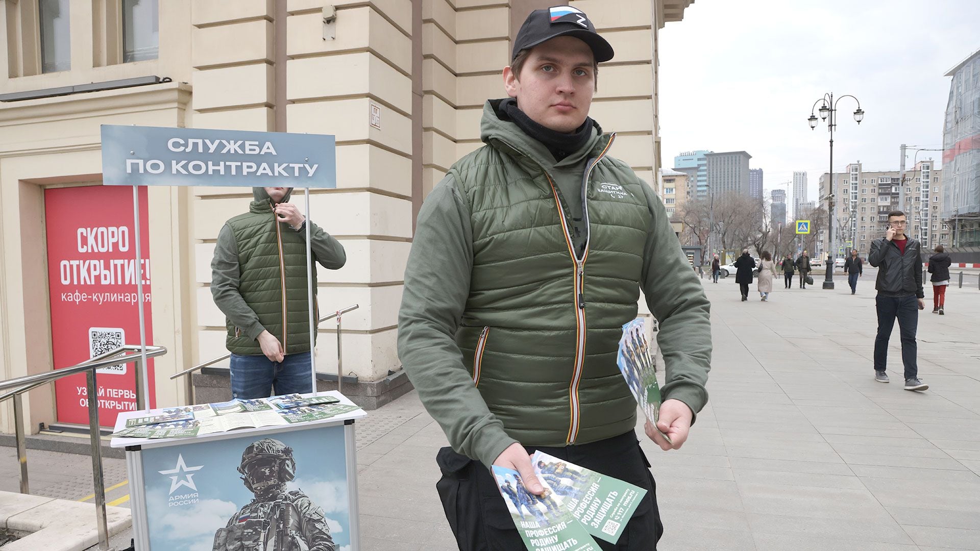 Un hombre sostiene material promocional del Ministerio de Defensa ruso, haciendo campaña para apuntarse al servicio contratado (Foto de Contributor/Getty Images)