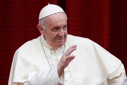 El papa Francisco llega a la primera audiencia general semanal que admitirá público desde que comenzó la pandemia del coronavirus, en patio de san Dámaso en El Vaticano. 2 de septiembre, 2020. REUTERS/Guglielmo Mangiapane