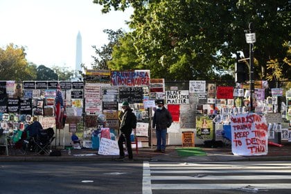 Carteles del movimiento Black Lives Matter pegados a una cerca cerca de la Casa Blanca este miércoles (REUTERS / Tom Brenner)