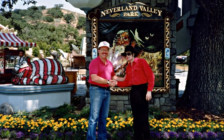 Bajo la propiedad de Jackson, Neverland Ranch se convirtió en una tierra de fantasía inspirada en Peter Pan con un parque de atracciones, animales exóticos y una estación de trenes con temática de Disney (The Pinnacle list)