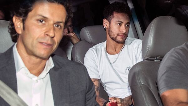 Así llegó Neymar al hospital en Belo Horizonte para ser operado de su lesión en el pie derecho (AFP)