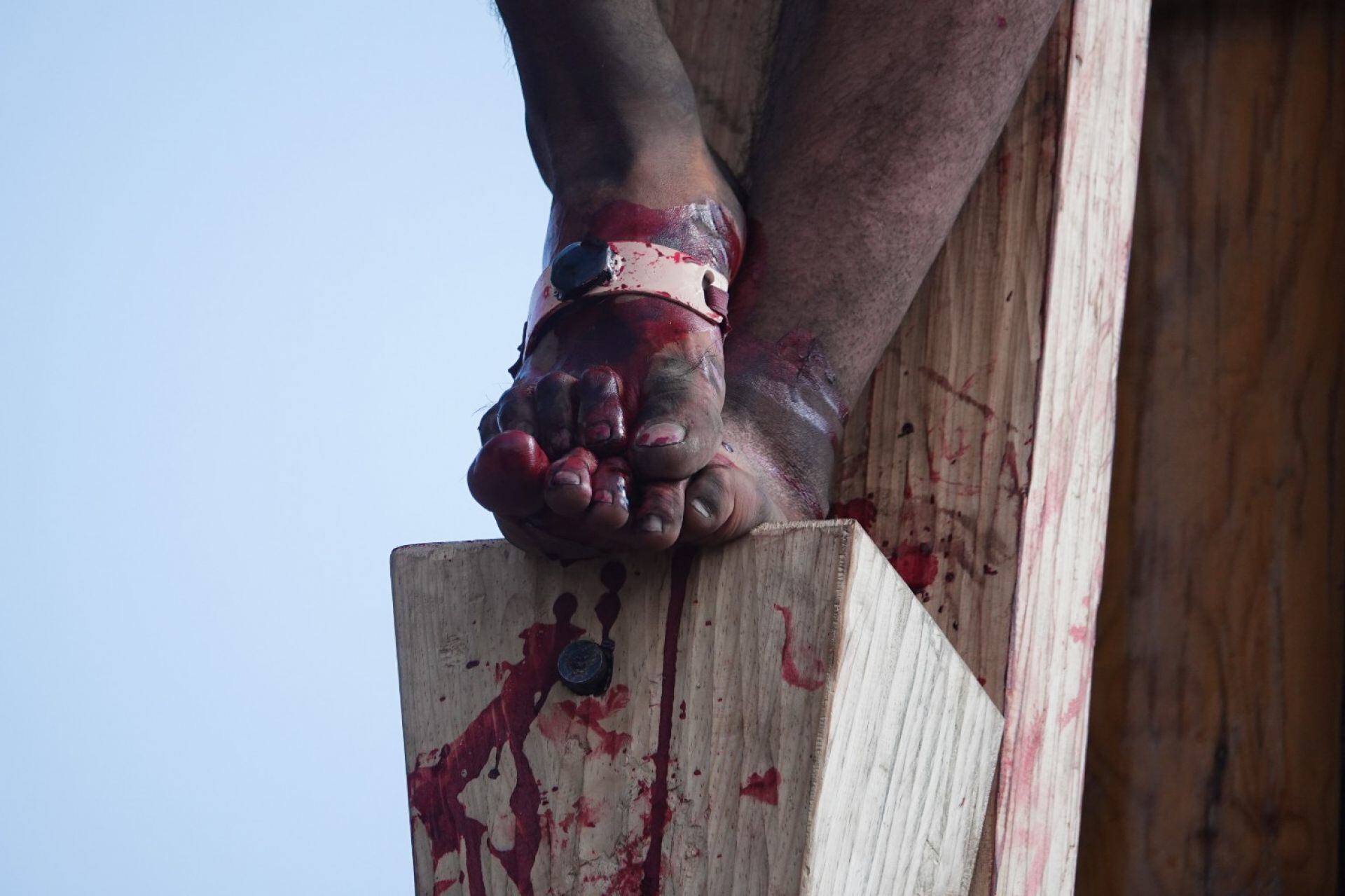 Cristo es crucificado. Viacrucis  en Viernes Santo en Iztapalapa, cdmx, 2023