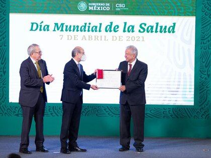 Dr. Guillermo Miguel Ruiz Palacios y Santos recibe la condecoración “Eduardo Liceaga” (Foto: Presidencia de México)