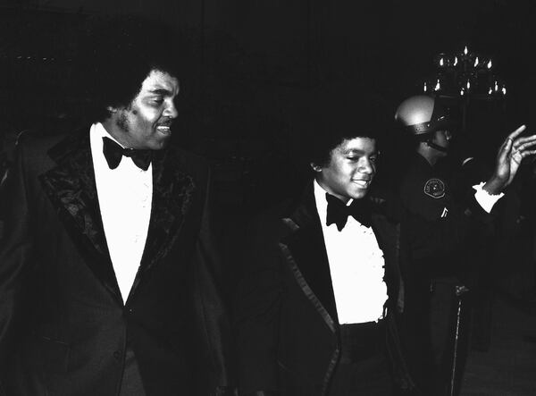 Michael Jackson con su padre Joe Jackson, en 1973