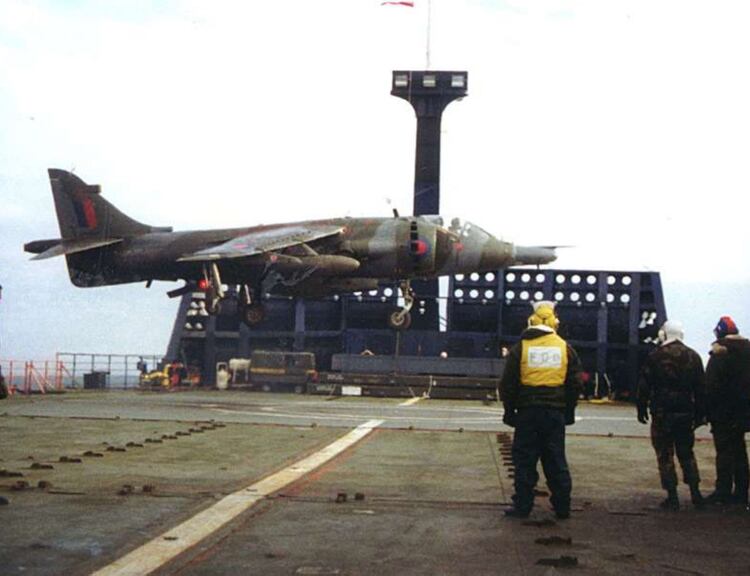 Uno de los Harrier operando en el Ã¡rea de Malvinas desde el carguero registrado en Liverpool.