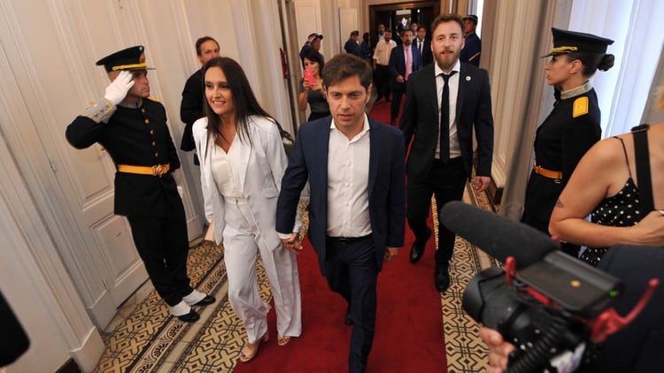El gobernador bonaerense junto a su esposa en el ingreso a la Legislatura 