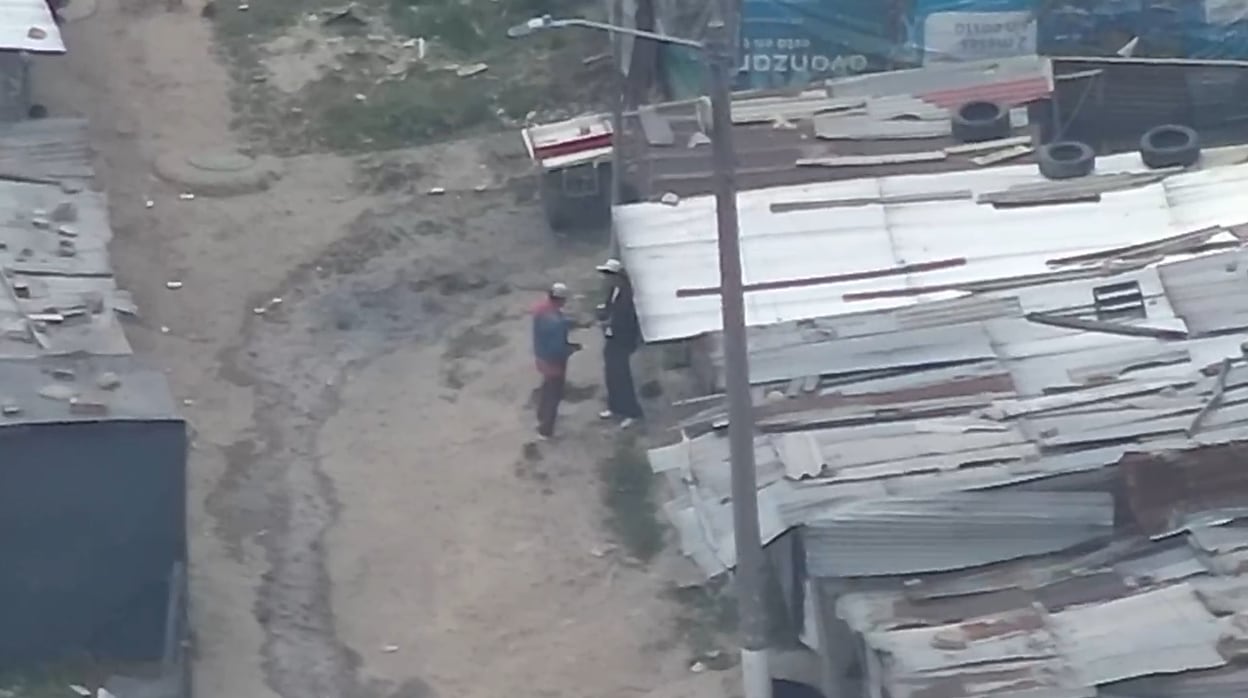 Video capturado por dron de la Policía en la que se ve la vivienda por donde los delincuentes expedían estupefacientes - crédito Policía Metropolitana de Bogotá.