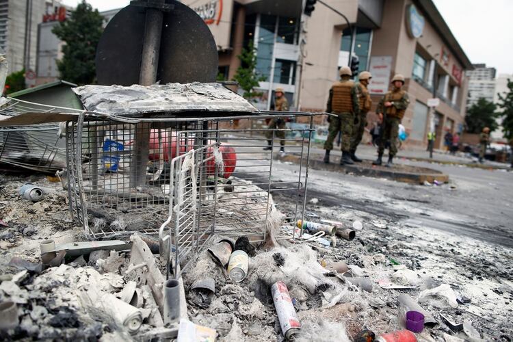 Destrozos tras el saqueo de un supermercado en Santiago. (Pablo VERA / AFP)