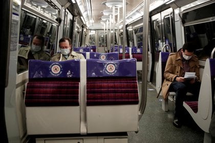 Gente usando mascarillas en el metro de París, Francia, durante el nuevo confinamiento (COVID-19). REUTERS/Benoit Tessier/File Photo