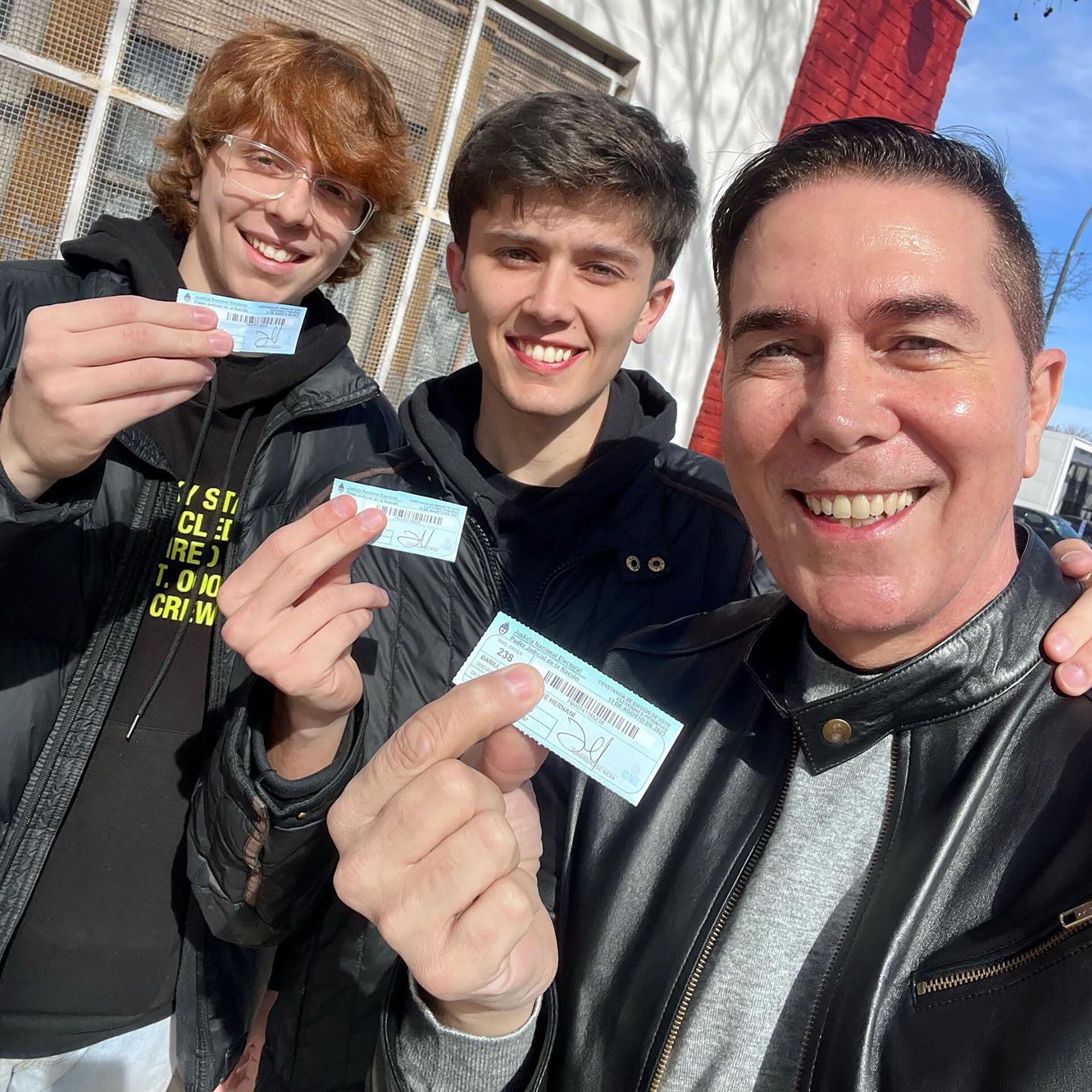 Rodolfo Barili compartió la emoción por votar por primera vez junto a sus hijos (Foto: Instagram)
