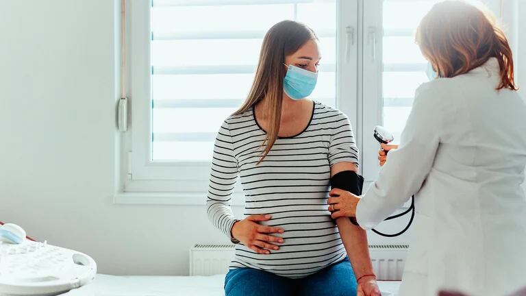 Estudios previos sugirieron que las vacunas COVID durante el embarazo dan protección a los recién nacidos por al menos t 