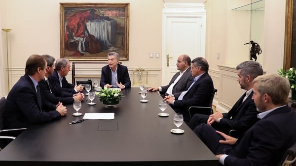 El presidente Mauricio Macri durante una reunión con los gobernadores Juan Schiaretti (Córdoba), Gustavo Bordet (Entre Ríos), Juan Manzur (Tucumán), Sergio Uñac (San Juan) y Domingo Peppo (Chaco).