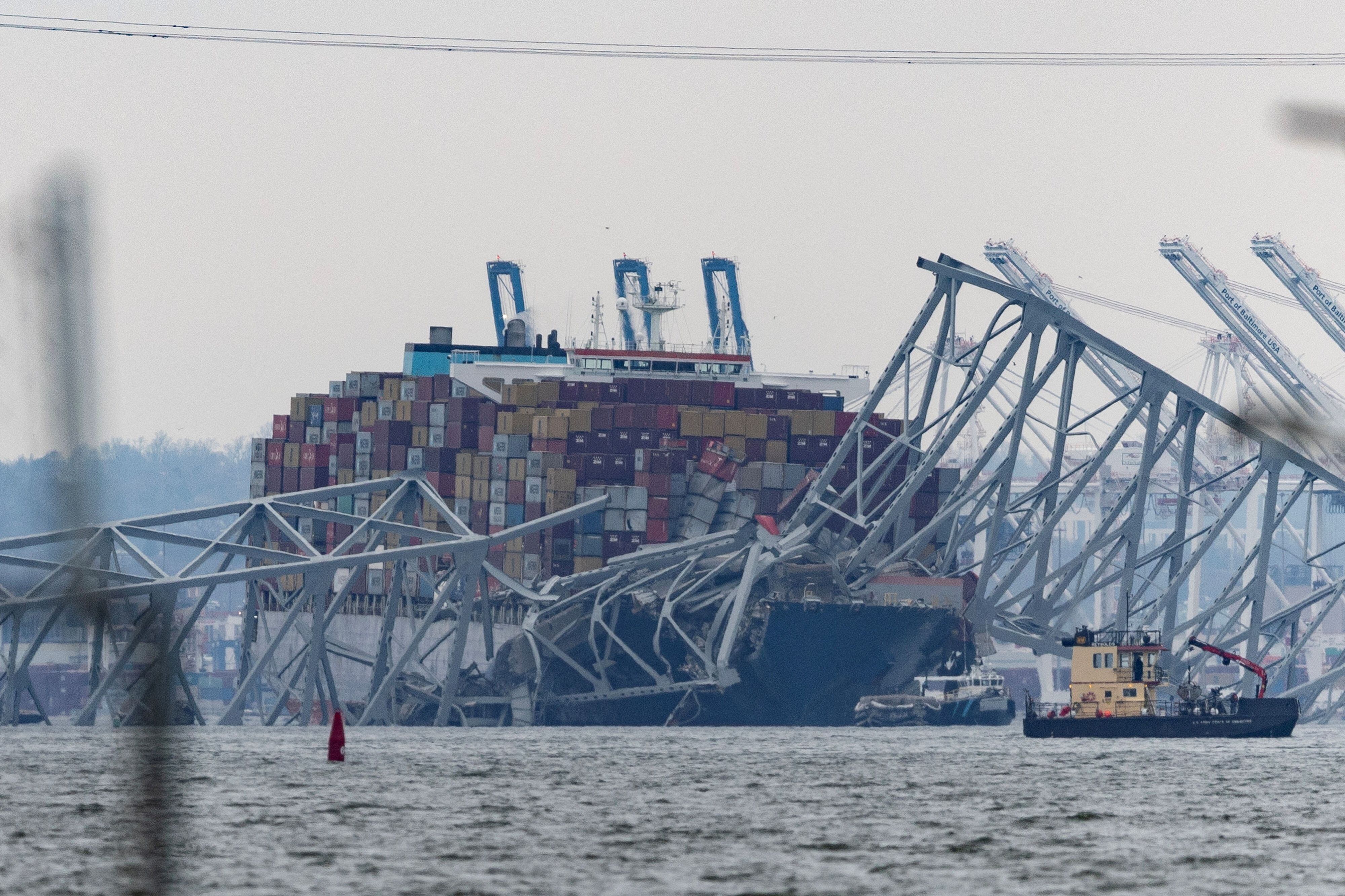 La reapertura del puerto de Baltimore se retrasará debido a las operaciones de rescate y despeje de escombros en la zona. (REUTERS)
