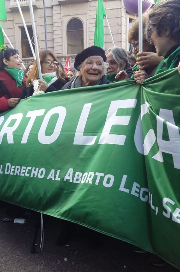 Nelly Minyersky, detrás de la bandera de la Campaña por el derecho al aborto legal, seguro y gratuito