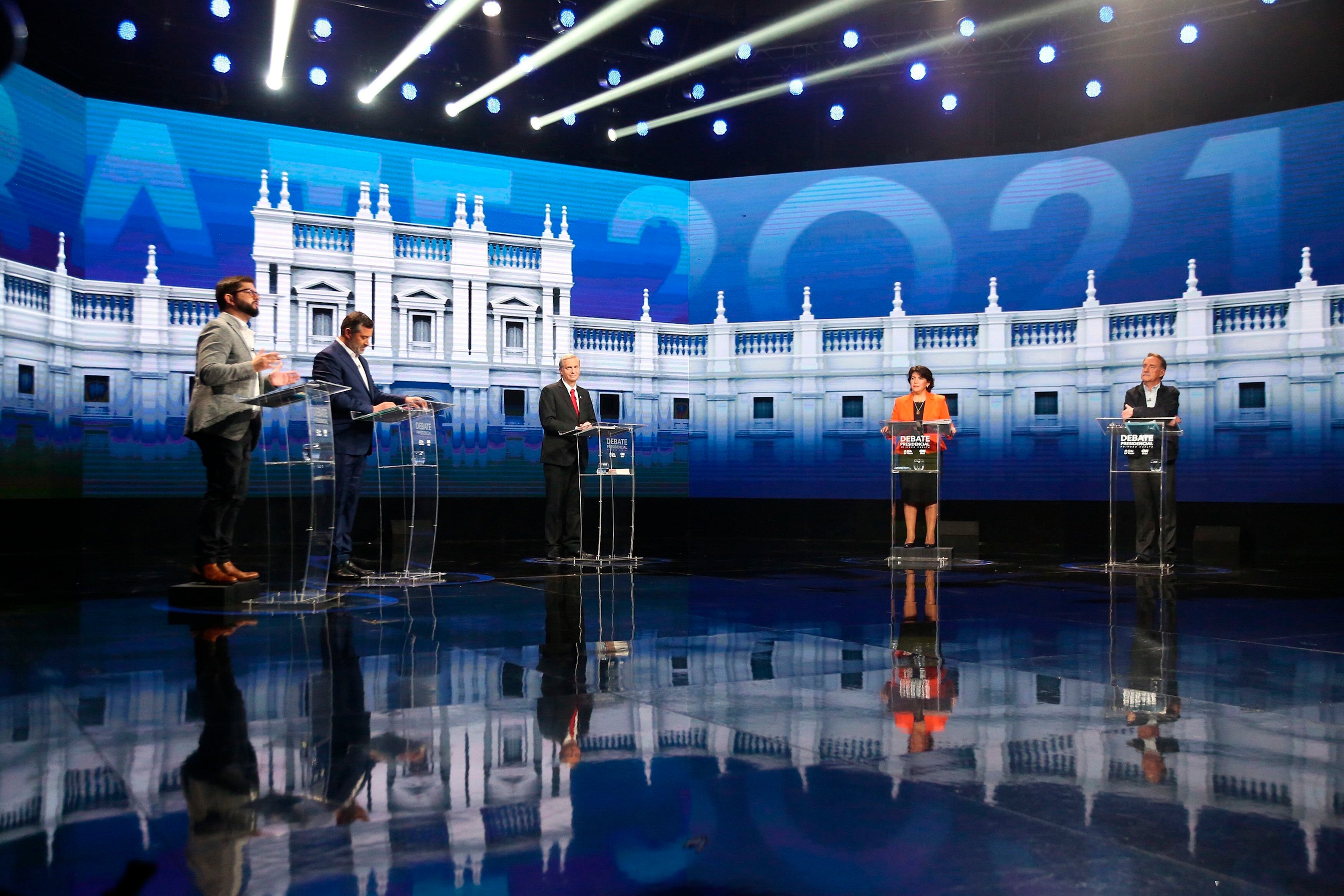 Los candidatos presidenciales Gabriel Boric (i); Sebastián Sichel (2i); José Antonio Kast (c); Yasna Provoste (2d) y Eduardo Artés (d), durante un debate presidencial, en Santiago de Chile (Foto: EFE)