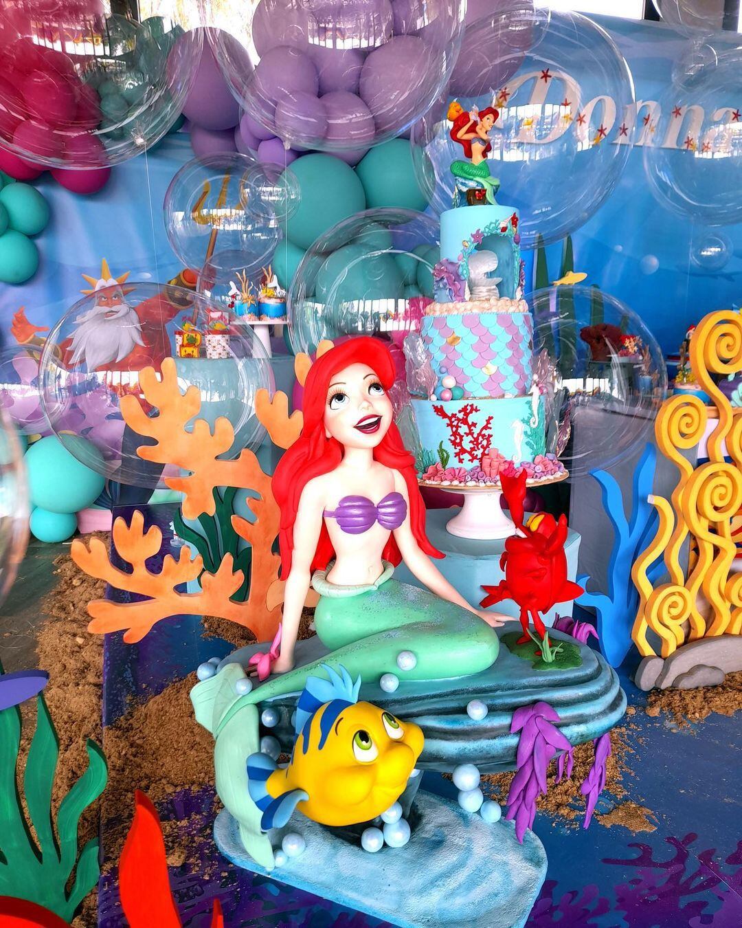 Esculturas y modelados en el candy bar: corales, personajes principales y muchos detalles del mundo bajo el mar