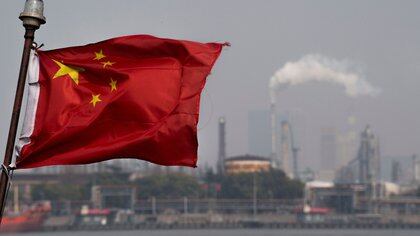Bandera china ondeando en frente de la refinería de la empresa Shanghai Gaoqiao en Shanghai. (Bloomberg)