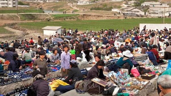 Miles de ciudadanos norcoreanos recurren al mercado negro