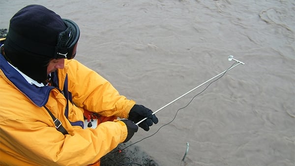 Silva Busso recoge datos de velocidad de flujo para la calibración del modelo, Arroyo Potter Sur, en las Islas Shetland del Sur, en la Antártida