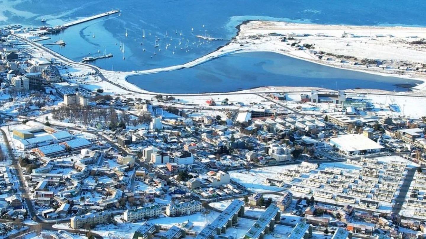 La ciudad entera estaba tapada por un manto de nieve (@Turismo_Ushuaia)
