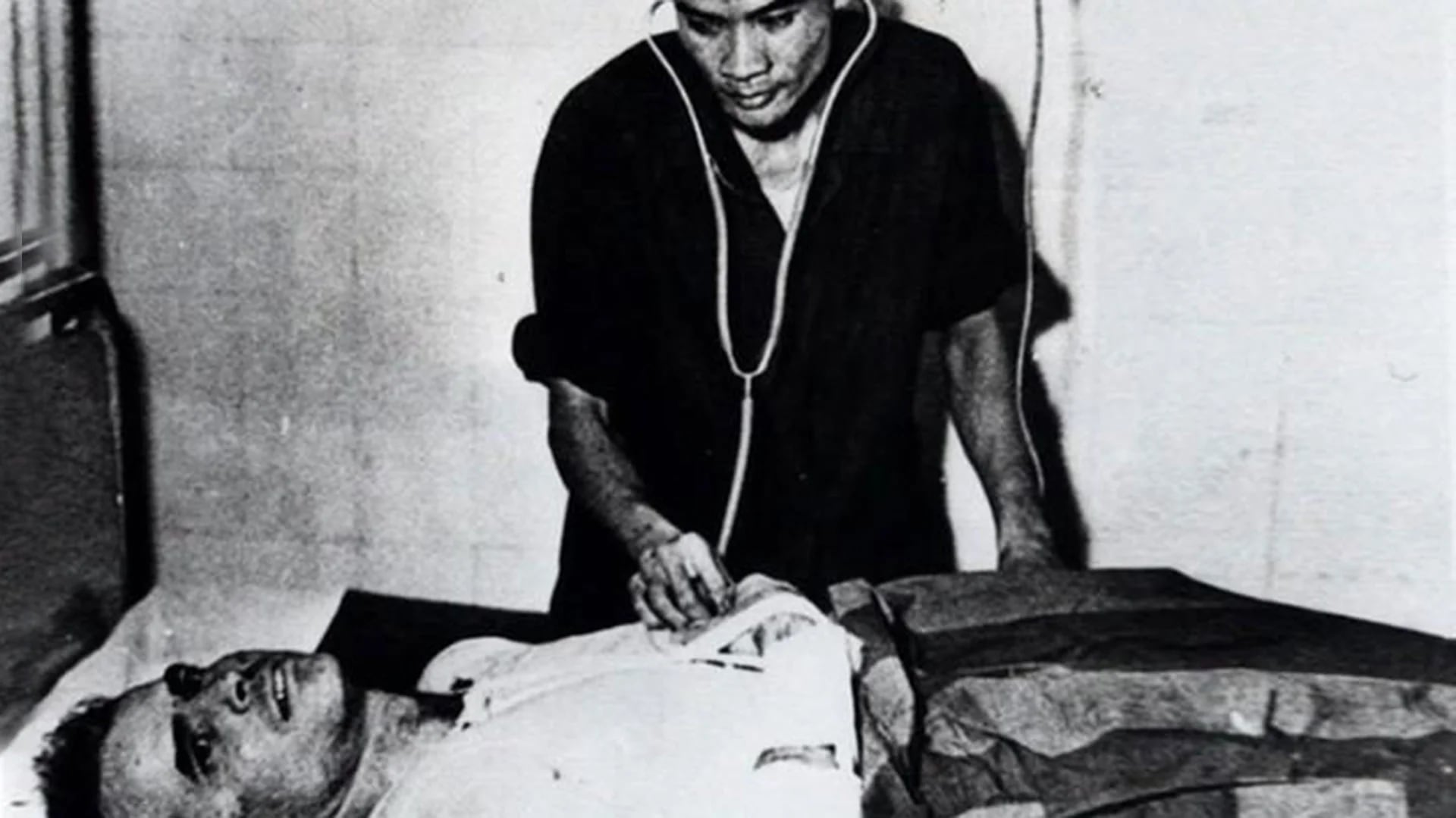 John McCain es atendido en un hospital en Hanoi como prisionero de guerra en 1967. Sería liberado en 1973. Para Trump no mereció ser llamado “héroe de guerra” porque fue capturado (AP)