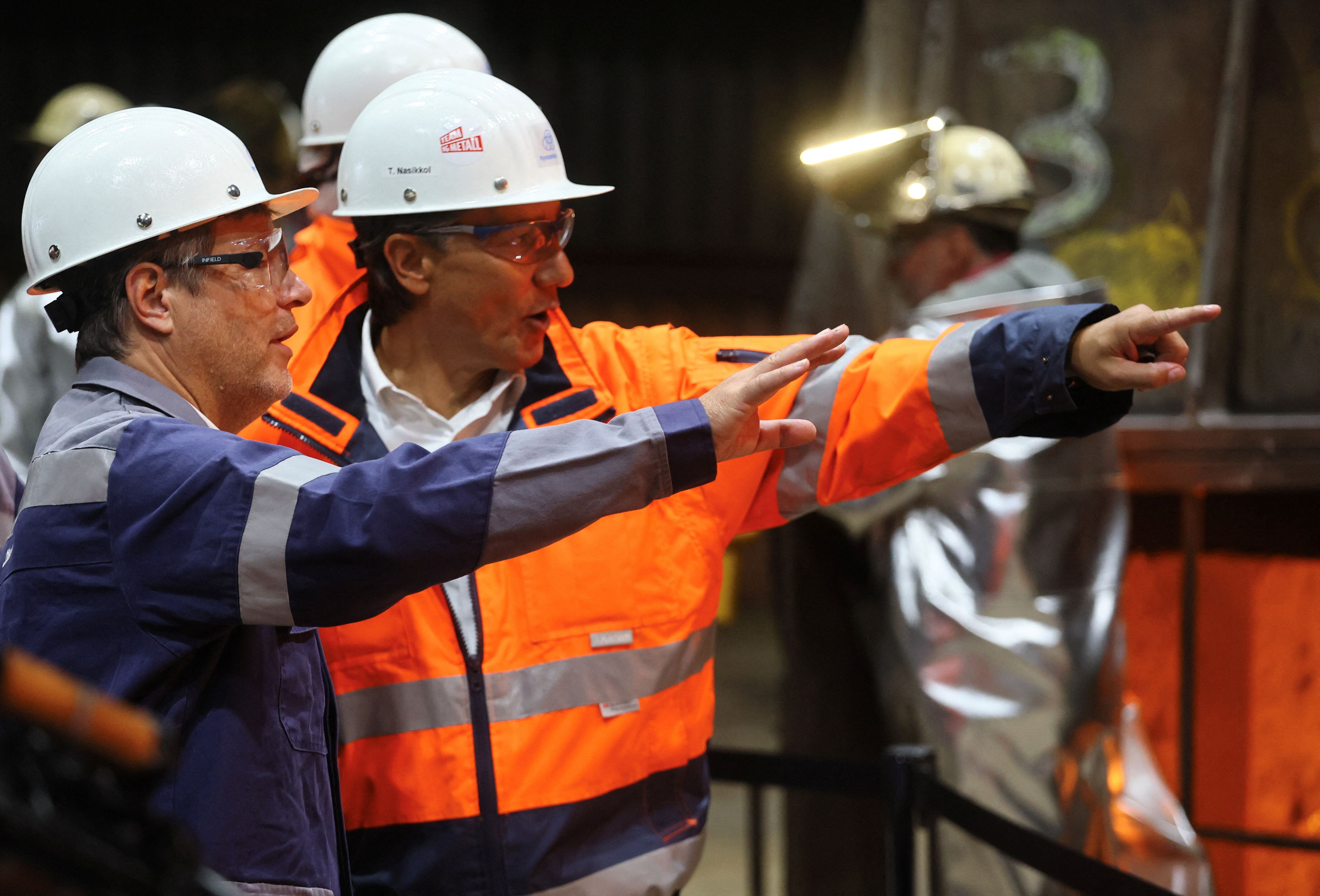 El ministro alemán de Protección Económica y Climática, Robert Habeck, (en naranja) durante su visita a la planta siderúrgica de ThyssenKrupp en Duisburg, Alemania (REUTERS/Wolfgang Rattay)