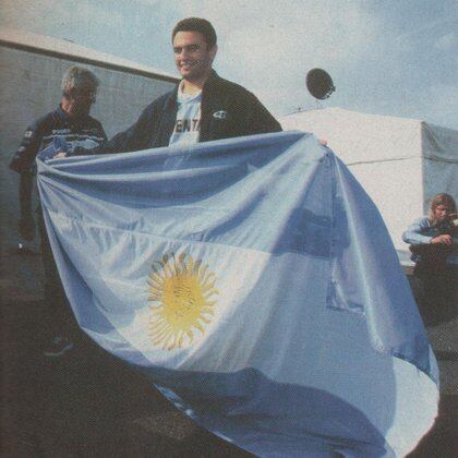 Luciendo la bandera argentina. Fue durante el Mundial de Francia (Archivo CORSA).