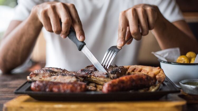 El informe no sugiere migrar hacia dietas basadas en verduras, legumbres, pescados, y disminuir fuertemente el consumo de carnes rojas (Shutterstock)