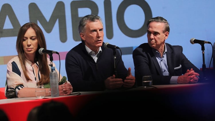 Maria Eugenia Vidal, Mauricio Macri y Miguel Pichetto ayer en el búnker de Juntos por el Cambio (Reuters)