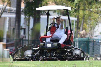 Justin Bieber fue visto en el set de filmación de su nuevo videoclip en Miami. El cantante simuló estar jugando un partido de golf y recorrer la cancha en un clásico carrito para trasladarse en la cancha