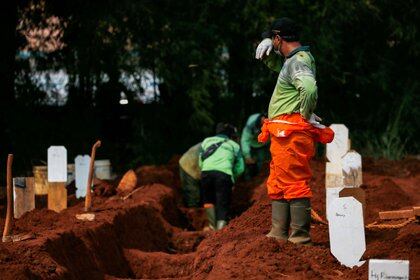 Enterradores preparan nuevas tumbas en el área de entierro musulmán proporcionada por el gobierno para las víctimas de COVID-19 en el complejo del cementerio Pondok Ranggon en Yakarta, Indonesia, el 27 de junio de 2020. (REUTERS / Willy Kurniawan)