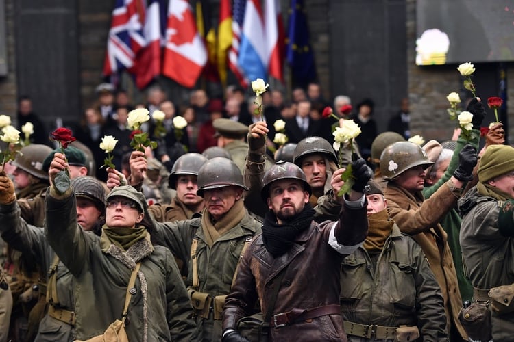 Recreacionistas históricos, vestidos con uniformes estadounidenses y franceses de la época de la Segunda Guerra Mundial, durante el homenaje (AFP)