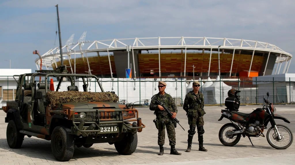 Soldados patrullan los exteriores de la Villa Olímpica (Reuters)