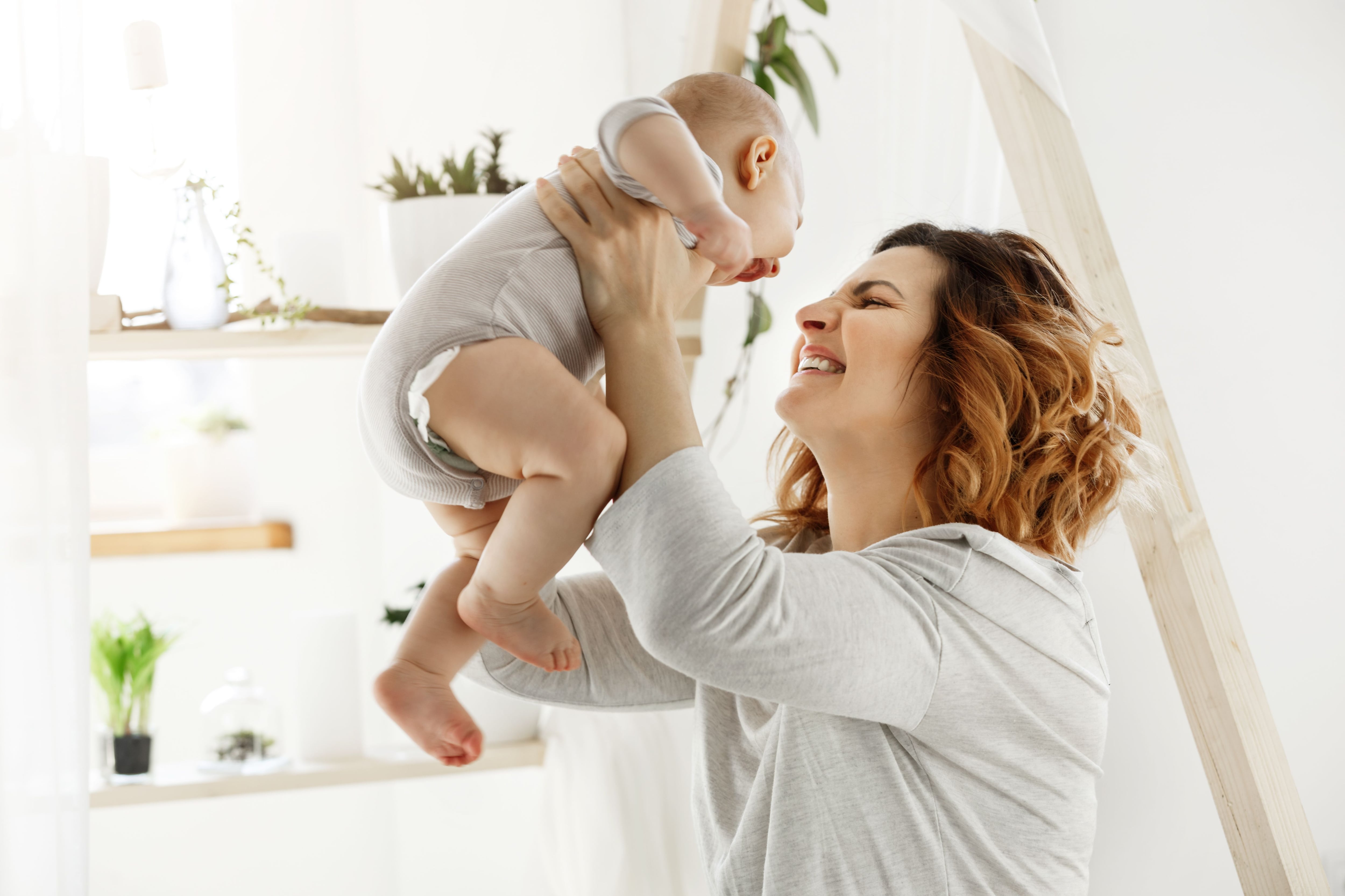 Diversos estudios han destacado la importancia de la risa en las interacciones madre-bebé, fortaleciendo los vínculos emocionales. A los 2-4 meses ya comienzan a sonreírse