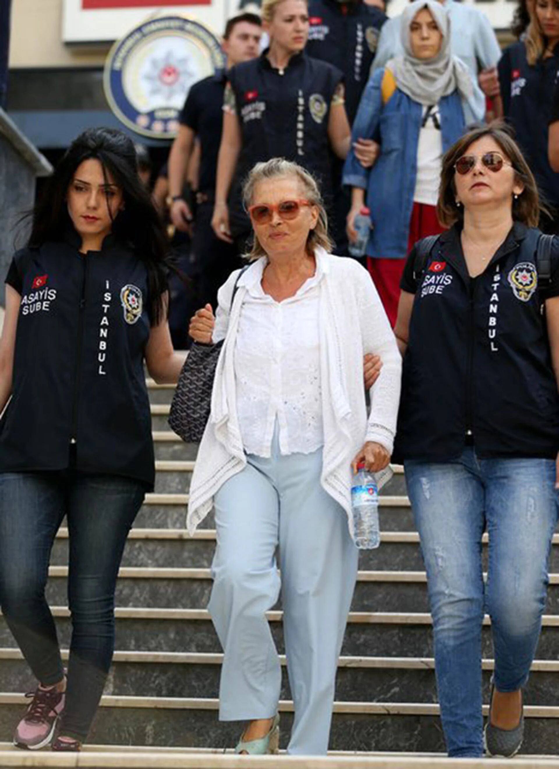 “Nazli Iliacak, una veterana del periodismo turco de 72 años. Una firme defensora de la democracia liberal. Ahora, bajo arresto” @MahirZeynalov