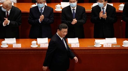 El presidente chino Xi Jinping camina delante de funcionarios al llegar a la sesión de apertura del Congreso Nacional del Pueblo (NPC) en el Gran Salón del Pueblo de Beijing, China, el 22 de mayo de 2020 (REUTERS/Carlos García Rawlins)